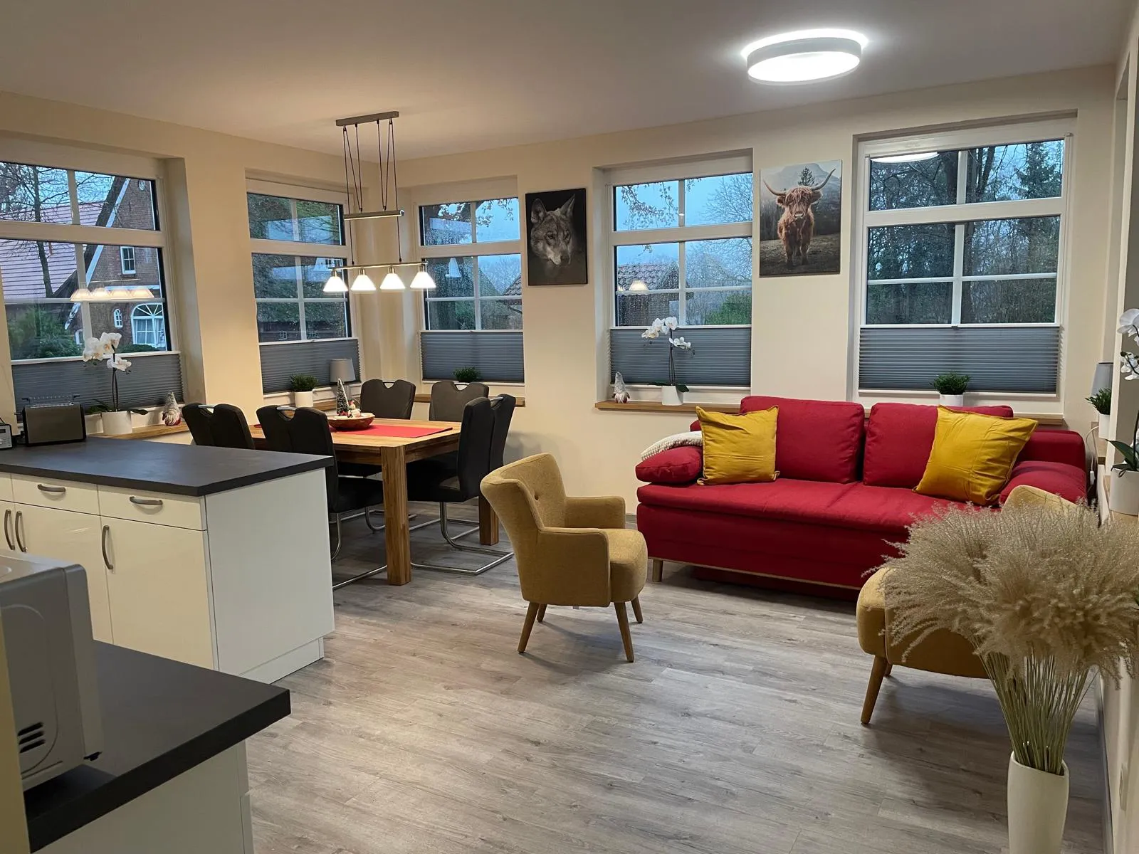Eine offene Wohnzimmer, Küche und Esszimmer Kombination in einem Ferienhaus.